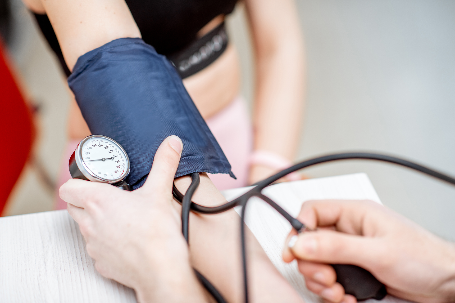 médico medindo pressão