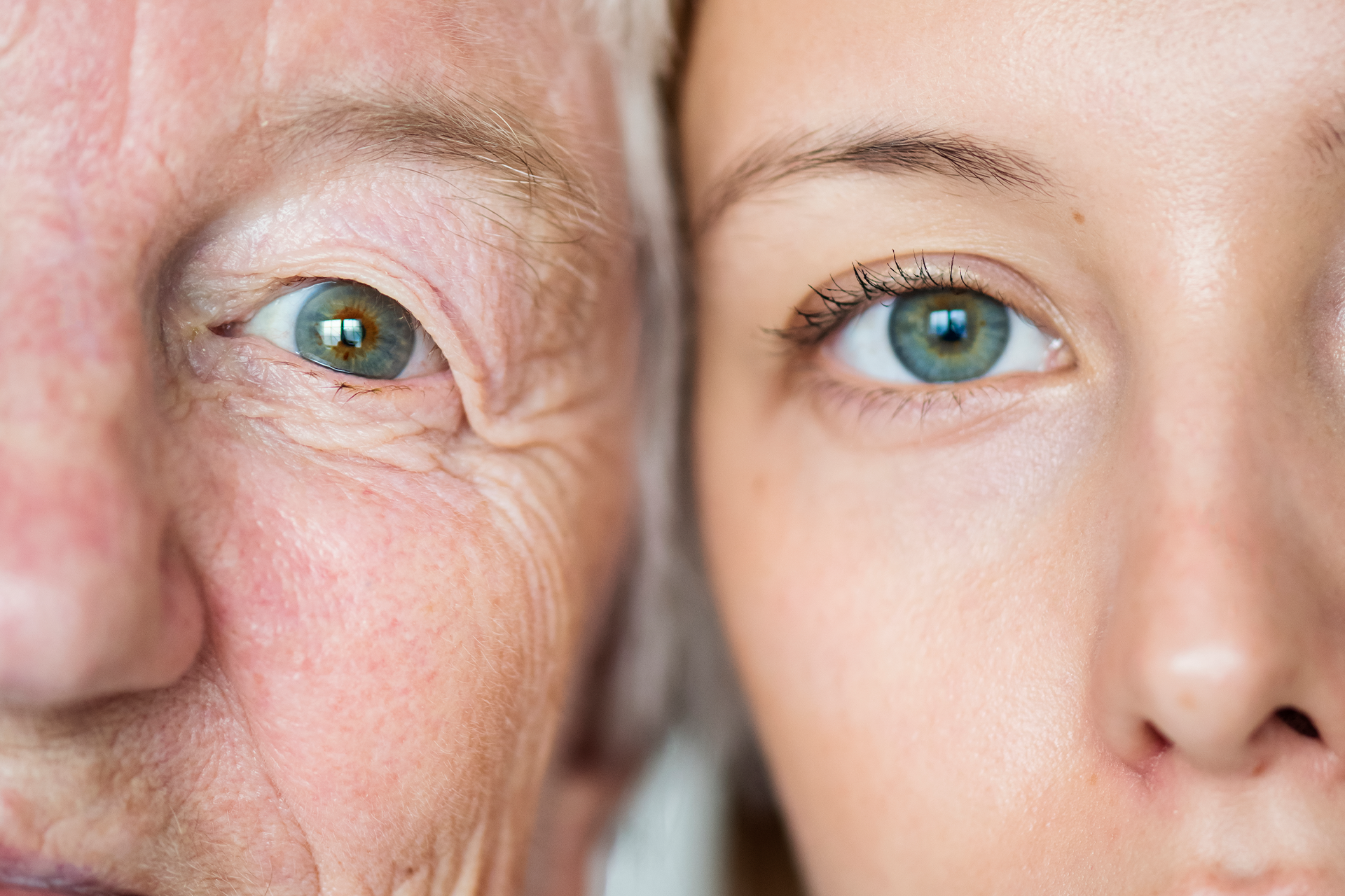 idosa ao lado de jovem